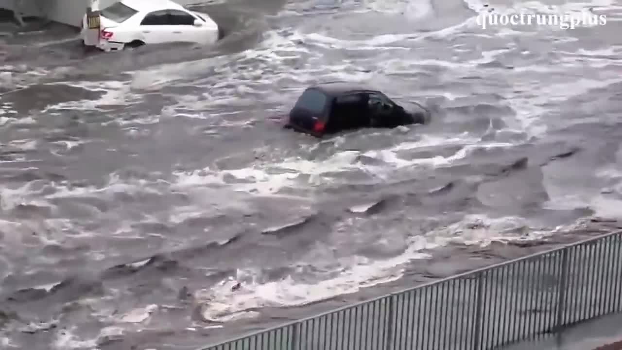 Japan 2011 Tsunami Caught On Camera | Ocean to invade