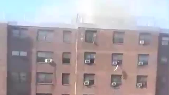 ⚠️🇺🇸#𝐔𝐑𝐆𝐄𝐍𝐓: MULTIPLE PEOPLE TRAPPED INSIDE NYC HIGH RISE; SMOKE FILLING INTERIOR⚠️