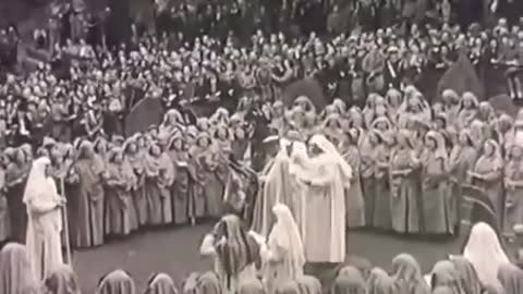 QUEEN BEI ZEREMONIE (1946)