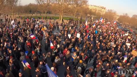 France today in an incredible demonstration against COVID tyranny.