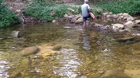 Na cachoeira com minha filha