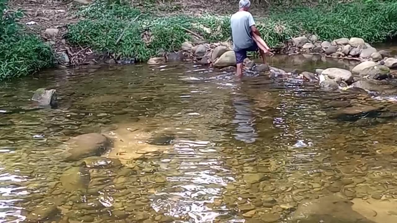 Na cachoeira com minha filha