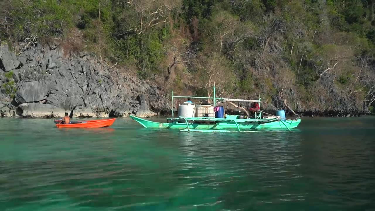 INCREDIBLE OFF-THE-GRID HOUSEBOAT (Coron, Philippines)