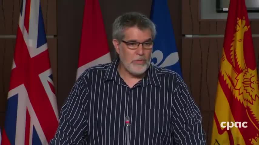 Dr. Byrum Bridle en la conferencia de prensa