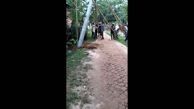 A video of the installation of electricity poles