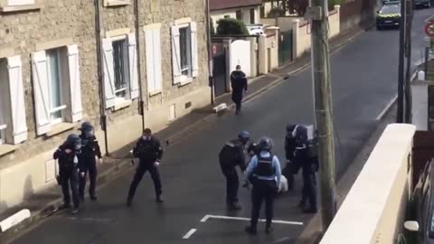 French police (gendarmerie) bring down a lady with mental issue without discharging a firearm