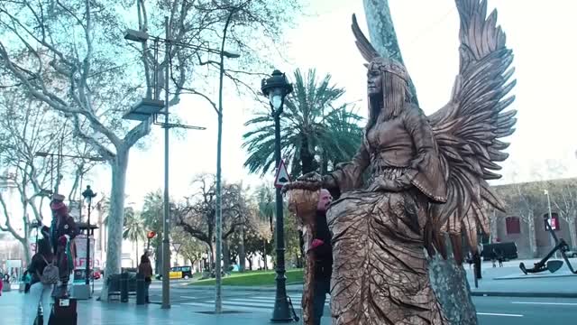 Amazing Lazy Golden Queen Statue In Street