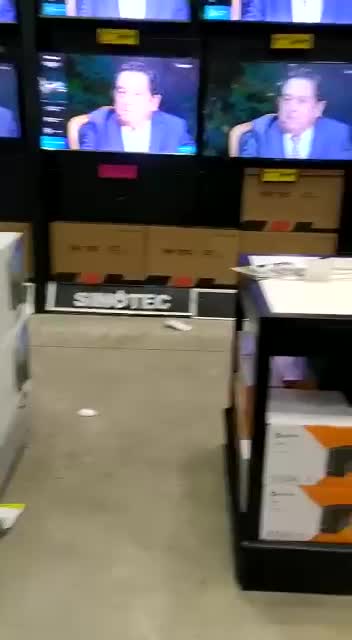 Makro Springfield looted