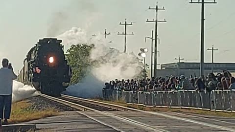 Crowd watching "BIG BOY" Train #4014