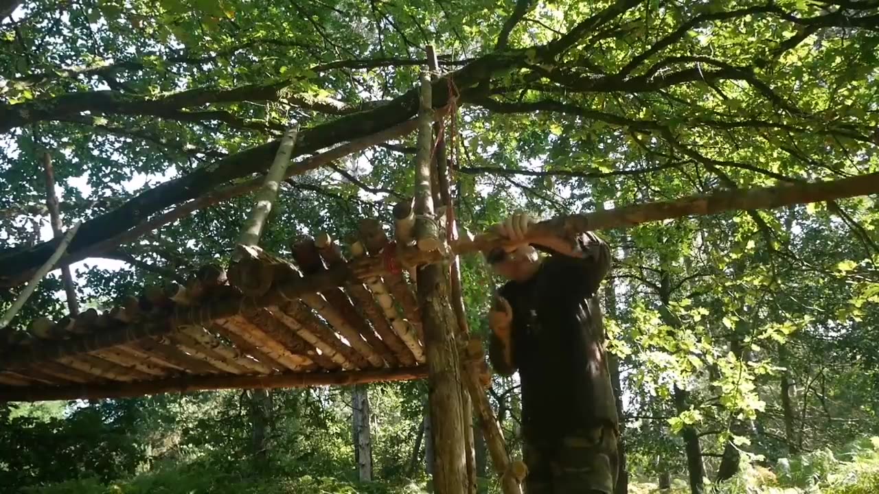 Bushcraft: Tools and Rope - Amazing suspended hut