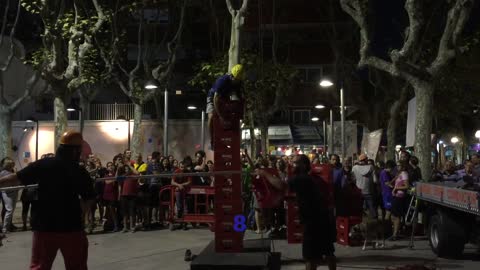 Trepador de cajones de cerveza alcanza una altura increíble