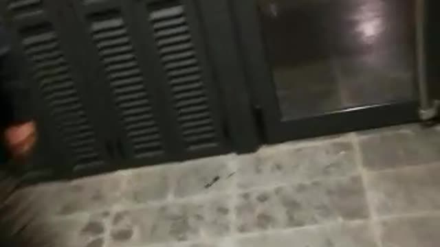 Tumban lazos gigantes y entregan y un inodoro al mozo independentista Albert Donaire (3)