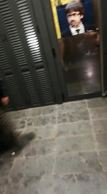 Tumban lazos gigantes y entregan y un inodoro al mozo independentista Albert Donaire (3)