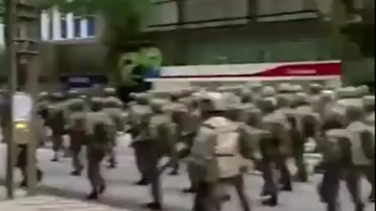 Socialismo assistindo ao desfile militar no Brasil