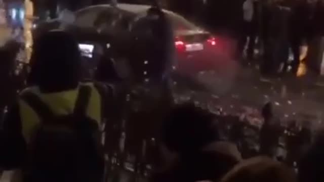 Macron acclamato dalla folla!