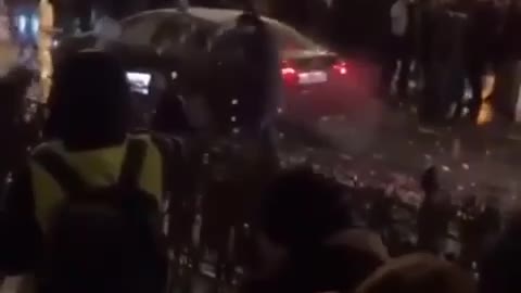 Macron acclamato dalla folla!