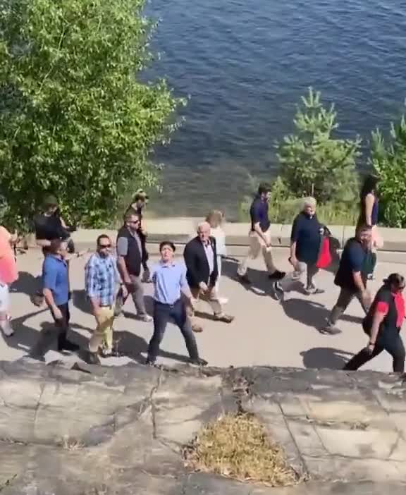 Canada: citizens call Trudeau a traitor and a communist