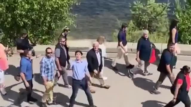 Canada: citizens call Trudeau a traitor and a communist