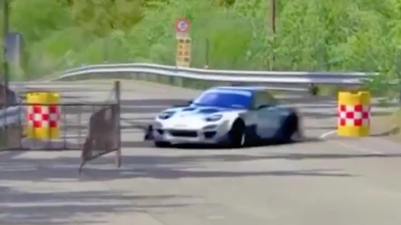 Overtaking in the RX7 corner, that's not a good technique!