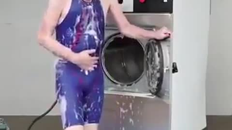 Deadly Adventure .. Man bathe inside '' washer ''!