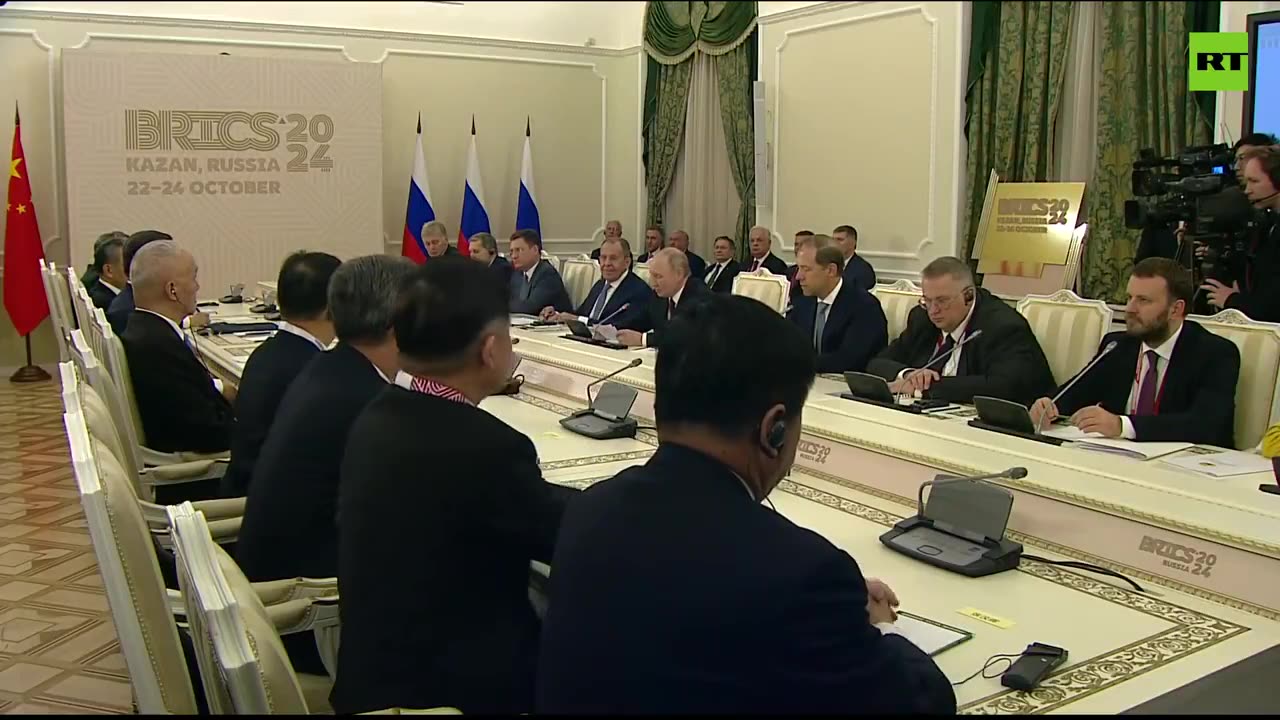 NOTIZIE DAL MONDO Durante i colloqui con il presidente cinese Xi Jinping al summit BRICS 2024,Putin ha sottolineato che il partenariato globale e strategico tra Russia e Cina funge da modello per le relazioni tra Stati nel mondo moderno.