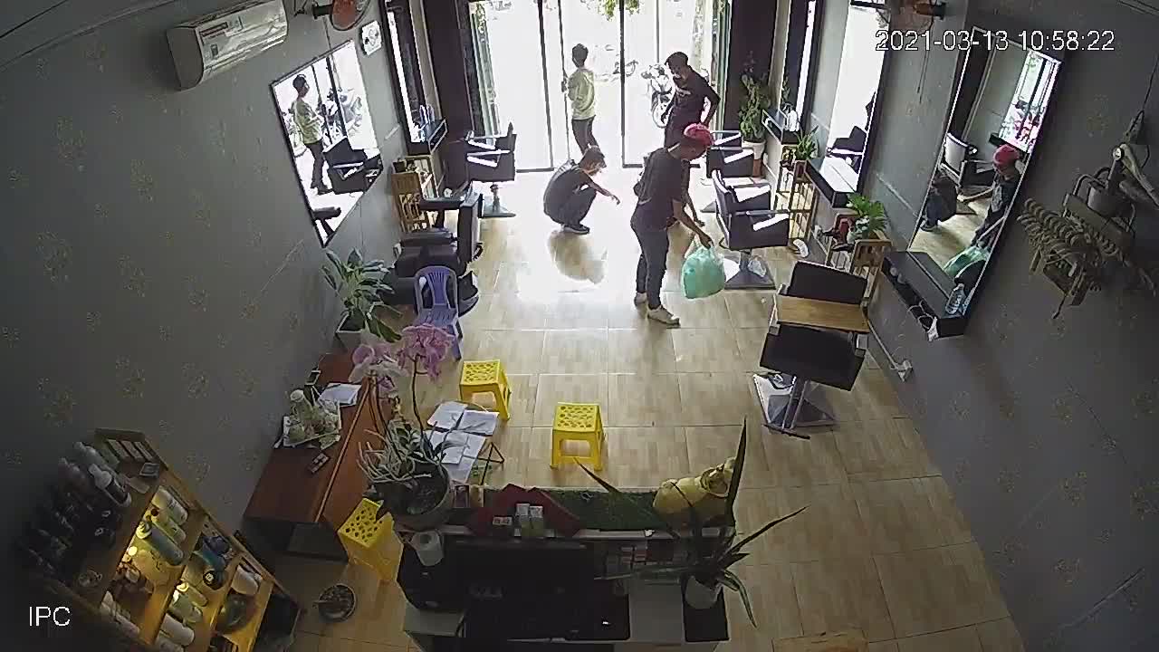 Salon Worker Runs Straight Into Glass Door