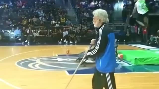 Old man defetes basketball champian