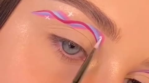 Create a Graphic Eyeliner Look