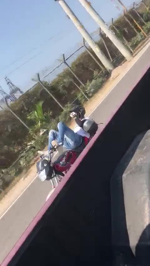 Motociclista realiza maniobra peligrosa