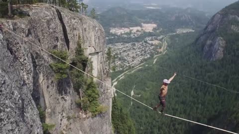World Record Free Solo - Insane Slacklining!