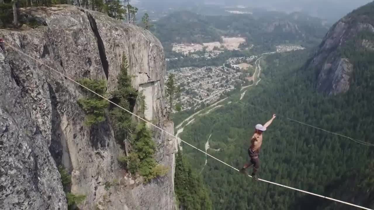 World Record Free Solo - Insane Slacklining!