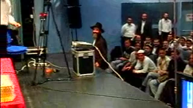 איך ניתן ליישב את הסתירות בין שני סיפורי הבריאה בפרק א וב בב