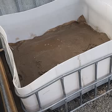Sand in wicking beds