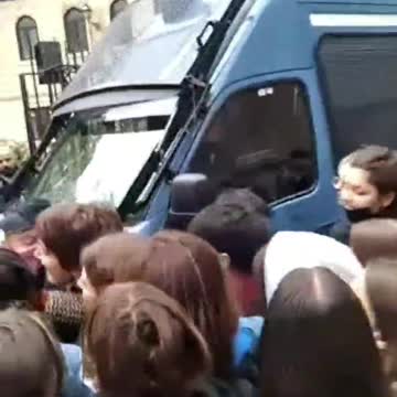 ROMA - Ferito uno studente 17enne colpito sul volto da uno scudo.