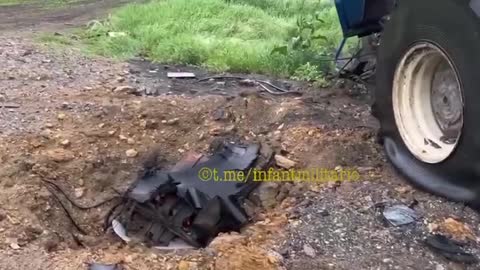 Civilní traktor v Charkovské oblasti najel na ukrajinskou minu