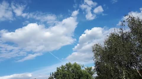 Himmel in Berlin am 8.8.2022 um 17:50 Uhr