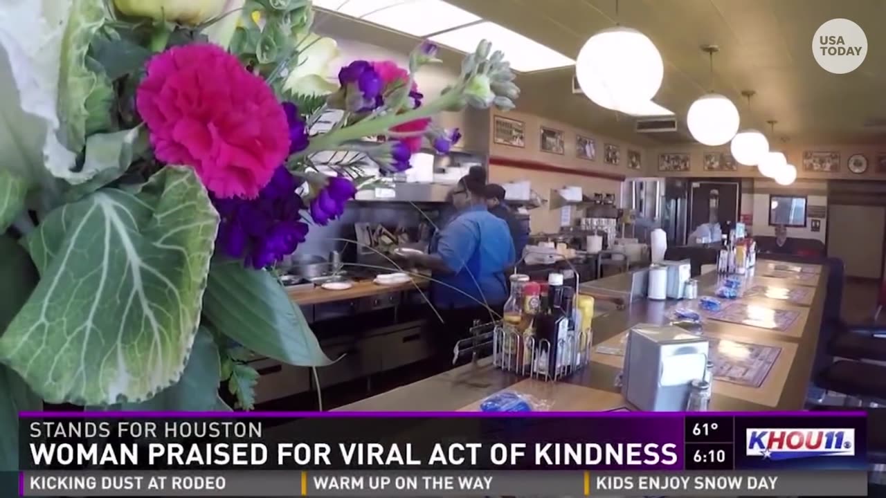 Teen receives scholarship after act of kindness goes viral