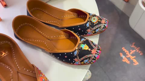 Juttis Online - Buy Punjabi Juttis Online | Juttis for Women | Fizzy Goblet