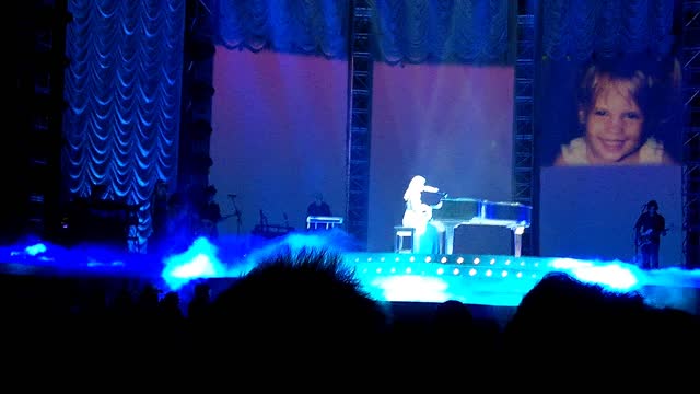 Carrie Underwood "Mama's Song" in Las Vegas 2010 playing piano