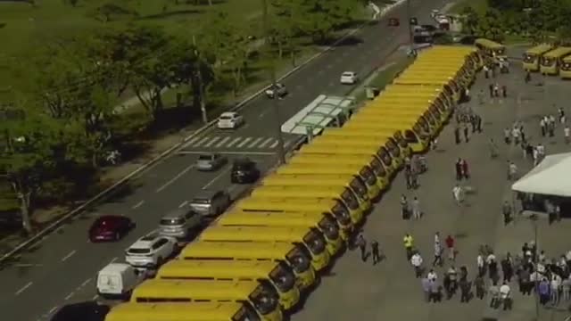 Bolsonaro entrega frota de ônibus, mas governador petista disse que foi ele