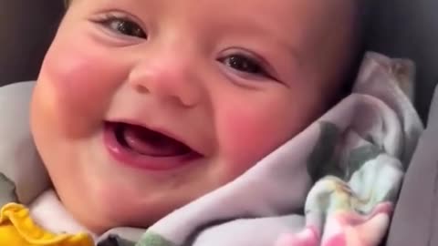 Baby too laughing 😂😂