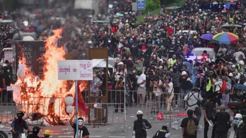 Thai police clash with protesters near king's palace