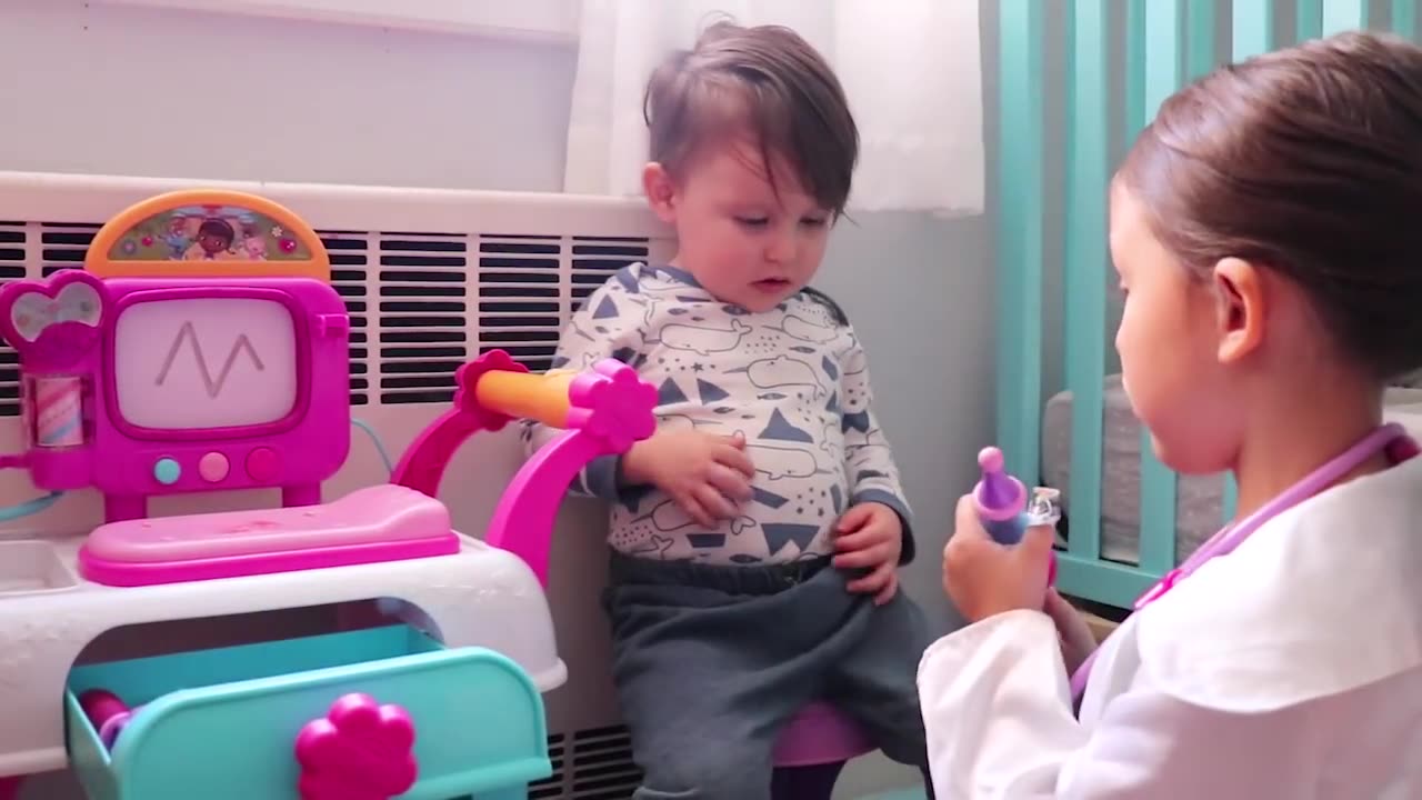 KIDS PLAYING DOCTOR- DOC MCSTUFFINS