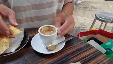 Bar Portello colazione all'italiana: caffè e cornetto alla marmellata. Deludente? Il prezzo?