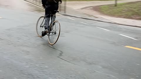 Fixed gear skid na chuva desliza mais fácil