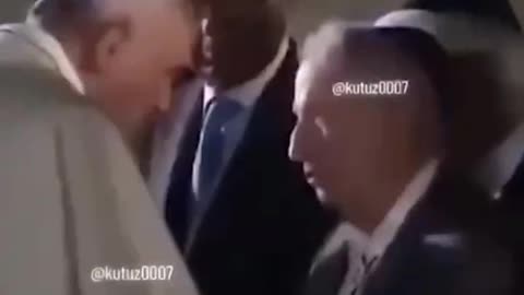 Popiežius ne Dievo žmogus nes klaupiasi prieš ... Masonai, Satanistai, Vatikanas, Popiežius