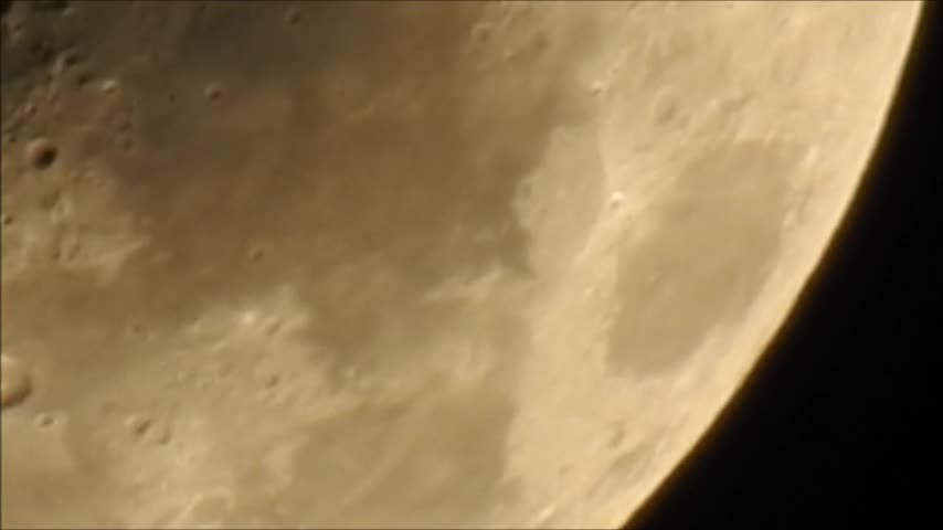 Extremely Clear zoom of Xmas Eve Moon with P900