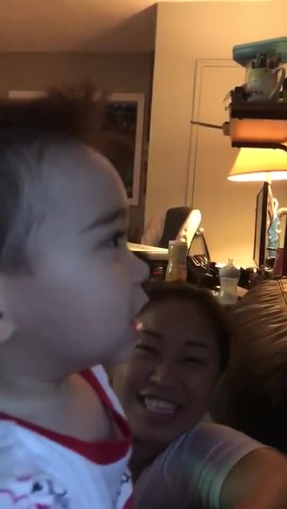 Bebé está fascinado con el aire acondicionado