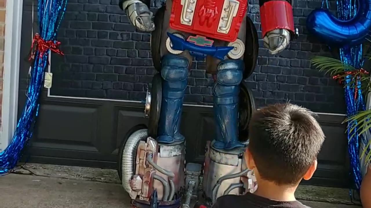 See this robot Optimus teach to throw a battle hammer to destroy the dynamite