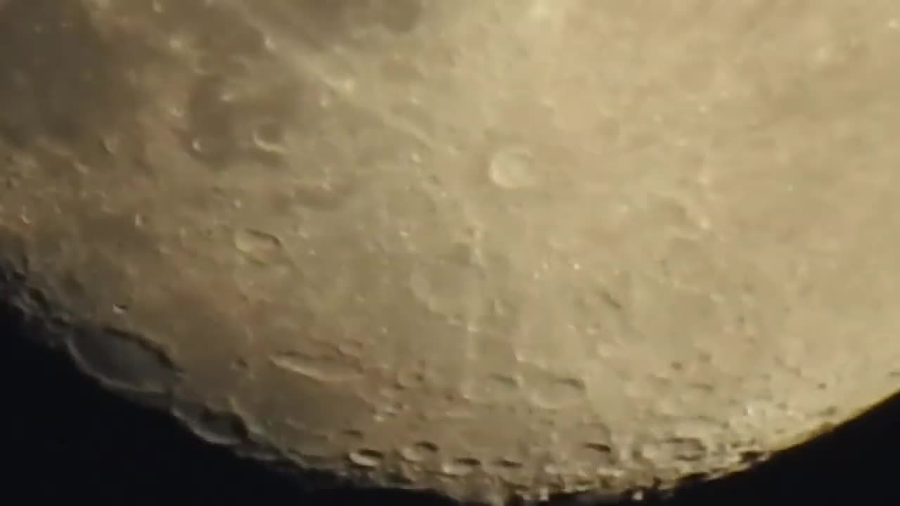 Moon zoom- Guy uses nikon p900 to zoom moon